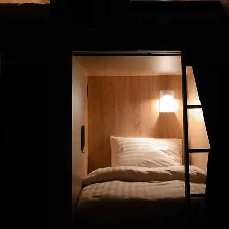 캡슐호텔 De Lola Podshotel *