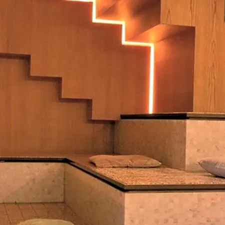 Capsule hotel De Lola Podshotel *