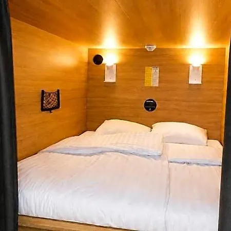 De Lola Podshotel * The Hague