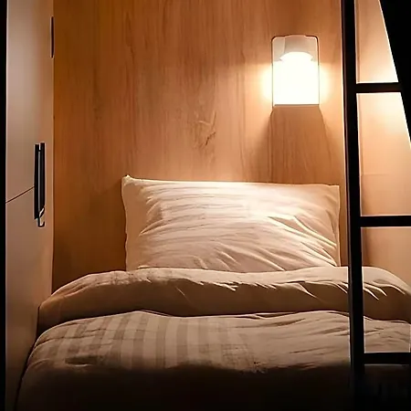 De Lola Podshotel Capsule hotel *