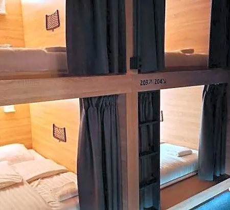 Kapselhotell De Lola Podshotel