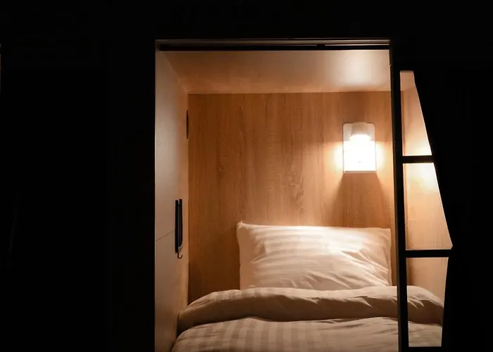 캡슐호텔 De Lola Podshotel *