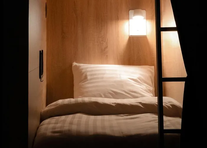 De Lola Podshotel فندق-كبسولة *