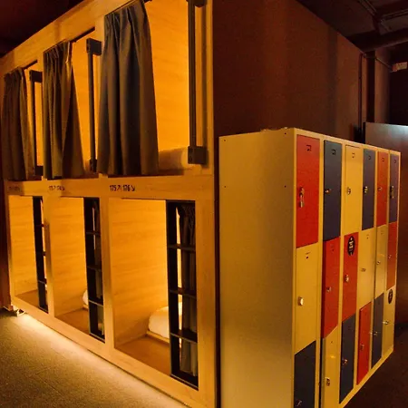 De Lola Podshotel カプセルホテル